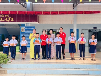 Trao 50 suất học bổng cho học sinh khó khăn tại xã Túc Trưng